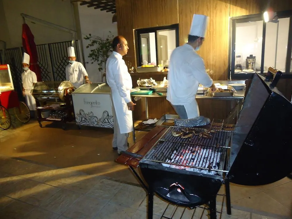 Jeddah Grand Hotel 4*,